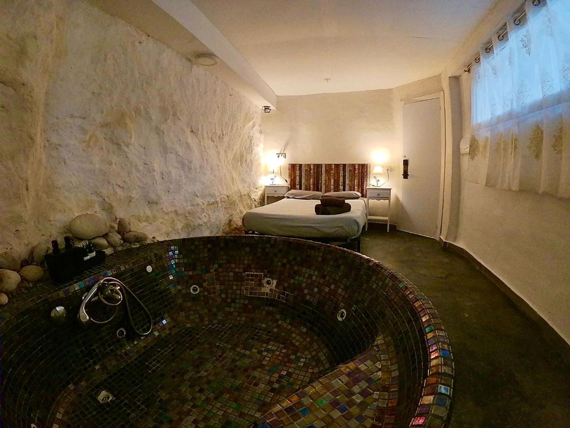 Fortress Jacuzzi Suites Xativa Exterior photo